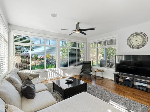 562 Trillium Crt, Kamloops, BC - Indoor Photo Showing Living Room