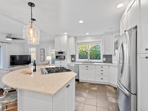 562 Trillium Crt, Kamloops, BC - Indoor Photo Showing Kitchen With Upgraded Kitchen