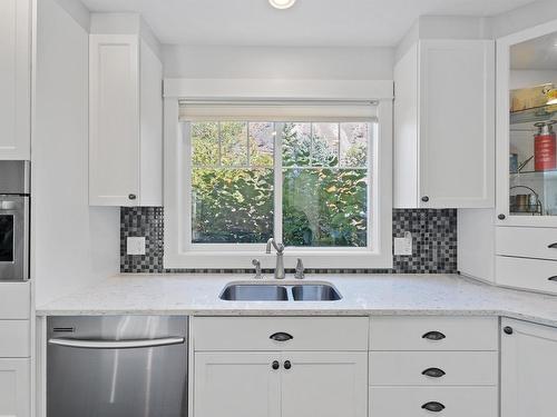 562 Trillium Crt, Kamloops, BC - Indoor Photo Showing Kitchen With Double Sink