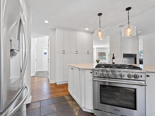 562 Trillium Crt, Kamloops, BC - Indoor Photo Showing Kitchen With Upgraded Kitchen