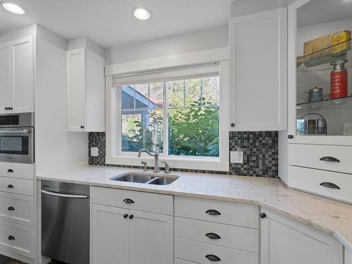 562 Trillium Crt, Kamloops, BC - Indoor Photo Showing Kitchen With Double Sink