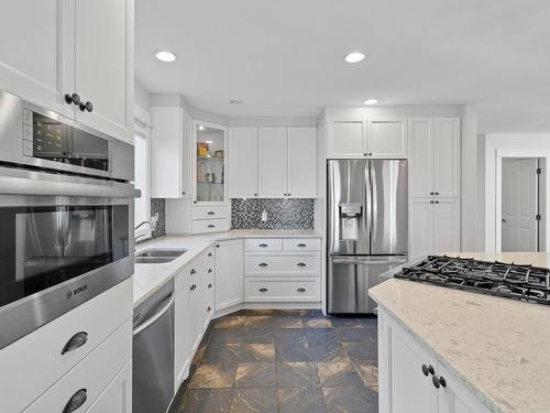 562 Trillium Crt, Kamloops, BC - Indoor Photo Showing Kitchen With Double Sink With Upgraded Kitchen