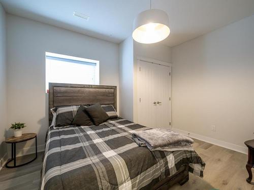 2147 Crosshill Drive, Kamloops, BC - Indoor Photo Showing Bedroom