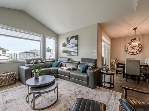 2147 Crosshill Drive, Kamloops, BC - Indoor Photo Showing Living Room