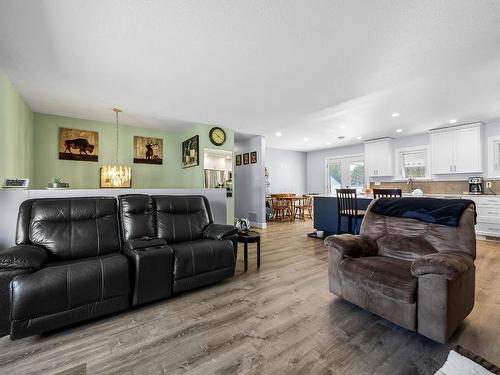 791 Morven Drive, Kamloops, BC - Indoor Photo Showing Living Room