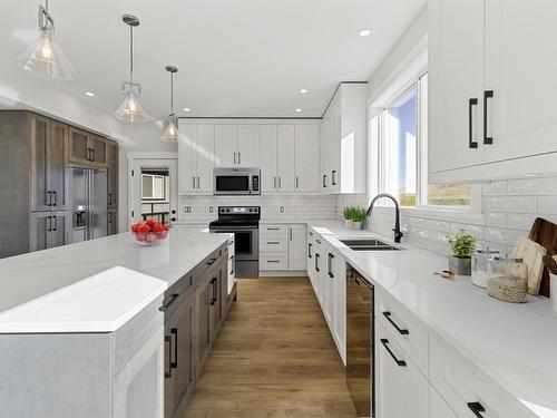 803 Woodrush Crt, Kamloops, BC - Indoor Photo Showing Kitchen With Double Sink With Upgraded Kitchen