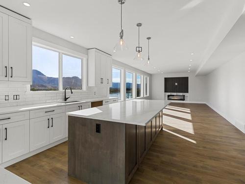 803 Woodrush Crt, Kamloops, BC - Indoor Photo Showing Kitchen With Upgraded Kitchen