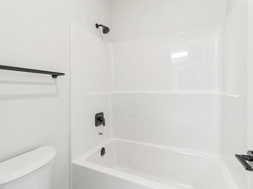 803 Woodrush Crt, Kamloops, BC - Indoor Photo Showing Bathroom