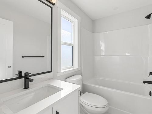 803 Woodrush Crt, Kamloops, BC - Indoor Photo Showing Bathroom