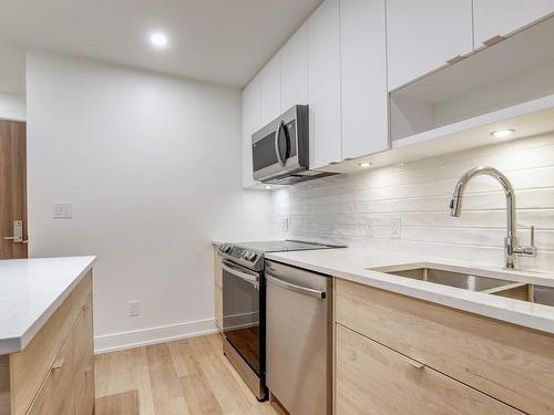 401-1628 Store St, Victoria, BC - Indoor Photo Showing Kitchen With Double Sink With Upgraded Kitchen