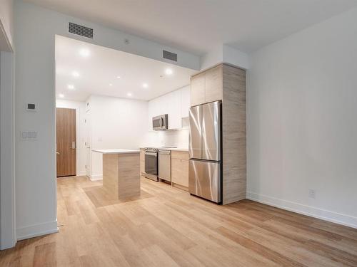 401-1628 Store St, Victoria, BC - Indoor Photo Showing Kitchen