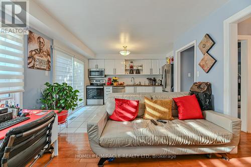 70 Large Crescent, Ajax, ON - Indoor Photo Showing Living Room