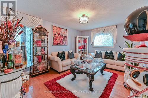 70 Large Crescent, Ajax, ON - Indoor Photo Showing Living Room