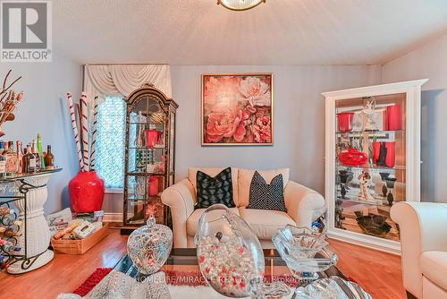 70 Large Crescent, Ajax, ON - Indoor Photo Showing Living Room