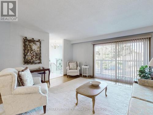 5 Snowhill Crescent, Toronto, ON - Indoor Photo Showing Living Room