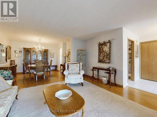 5 Snowhill Crescent, Toronto, ON - Indoor Photo Showing Living Room