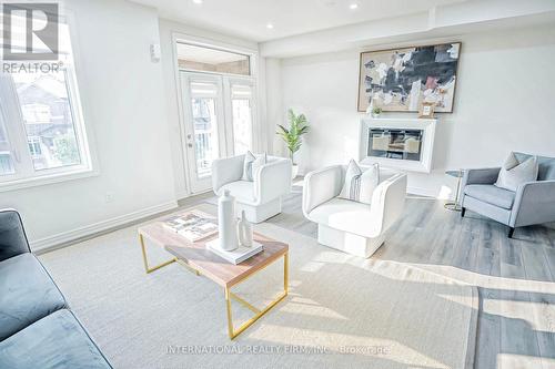 490 Silver Maple Road, Oakville, ON - Indoor Photo Showing Living Room