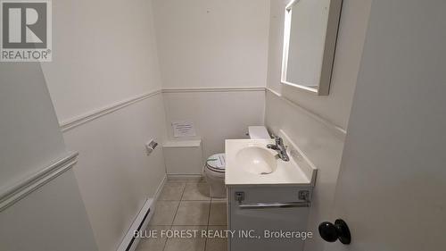 1117 Byron Baseline Road, London, ON - Indoor Photo Showing Bathroom