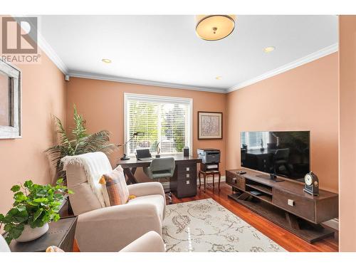 2365 Stillingfleet Road Unit# 207, Kelowna, BC - Indoor Photo Showing Living Room