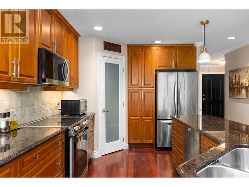 2365 Stillingfleet Road Unit# 207, Kelowna, BC - Indoor Photo Showing Kitchen With Double Sink