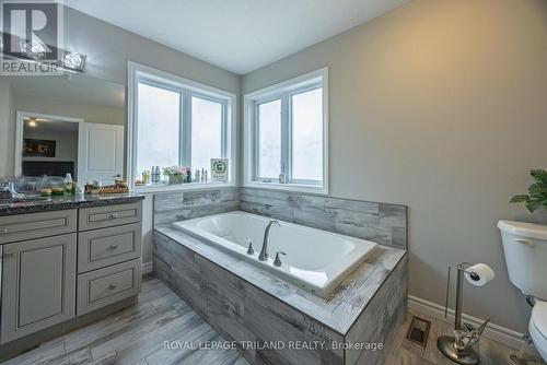 47 - 3560 Singleton Avenue, London, ON - Indoor Photo Showing Bathroom