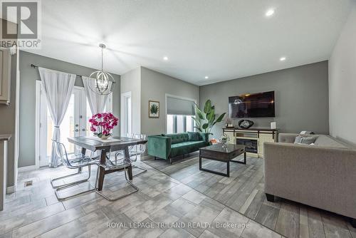 47 - 3560 Singleton Avenue, London, ON - Indoor Photo Showing Living Room