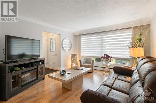 85 Lavergne Street, Ottawa, ON - Indoor Photo Showing Living Room