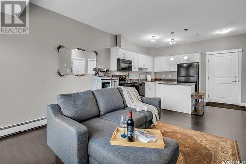 203 710 Hart Road, Saskatoon, SK - Indoor Photo Showing Living Room