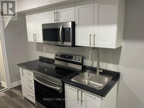 6 Quinton Ridge, Brampton, ON - Indoor Photo Showing Kitchen