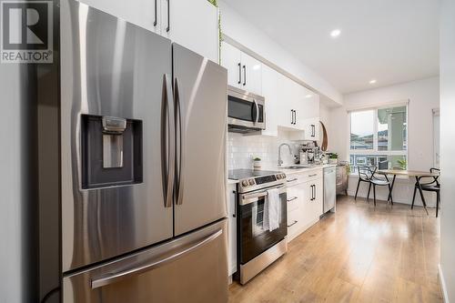 406-1880 Hugh Allan Drive, Kamloops, BC - Indoor Photo Showing Kitchen With Upgraded Kitchen