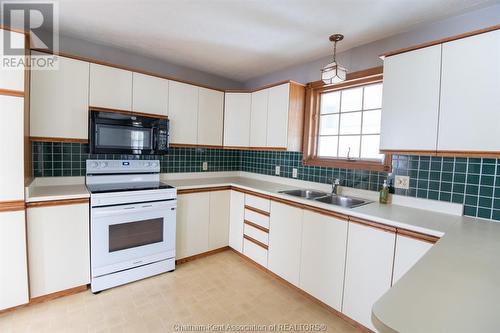 961 Daleview Crescent, Dresden, ON - Indoor Photo Showing Kitchen With Double Sink