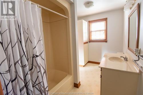 961 Daleview Crescent, Dresden, ON - Indoor Photo Showing Bathroom