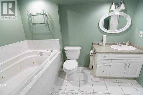 961 Daleview Crescent, Dresden, ON - Indoor Photo Showing Bathroom