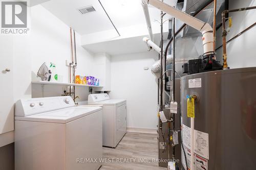 1064 On Bogart Circle, Newmarket, ON - Indoor Photo Showing Laundry Room