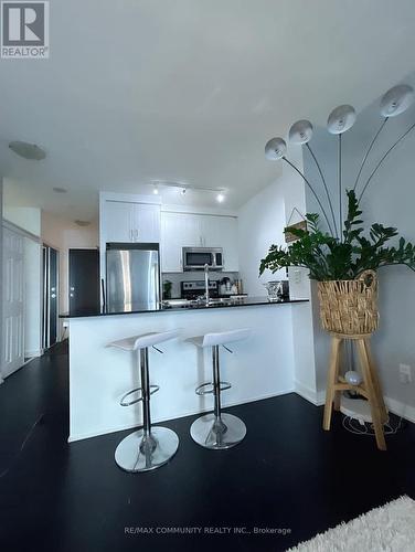 2103 - 4070 Confederation Pathway, Mississauga, ON - Indoor Photo Showing Kitchen