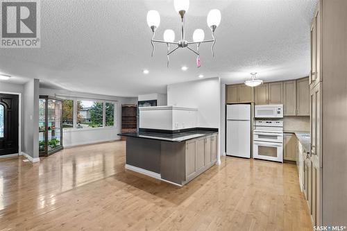 133 Churchill Drive, Saskatoon, SK - Indoor Photo Showing Kitchen