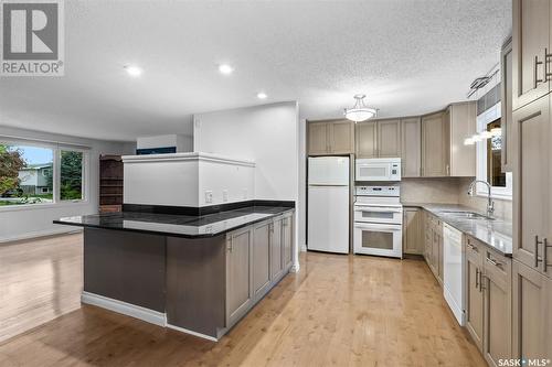 133 Churchill Drive, Saskatoon, SK - Indoor Photo Showing Kitchen