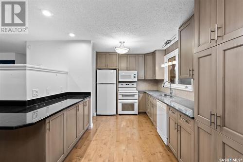 133 Churchill Drive, Saskatoon, SK - Indoor Photo Showing Kitchen