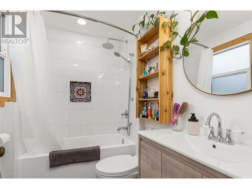 590-592 Bay Avenue, Kelowna, BC - Indoor Photo Showing Bathroom