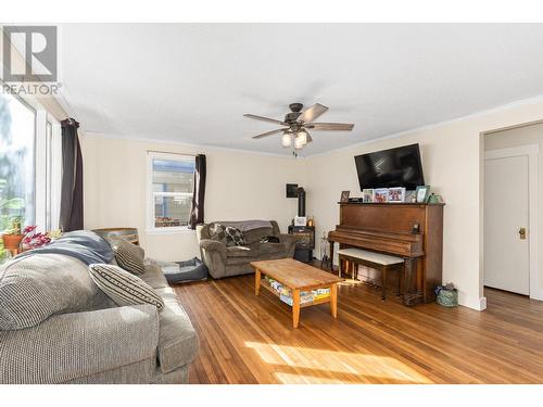 590-592 Bay Avenue, Kelowna, BC - Indoor Photo Showing Living Room