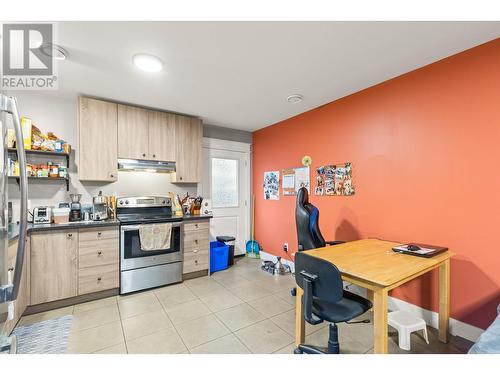 590-592 Bay Avenue, Kelowna, BC - Indoor Photo Showing Kitchen