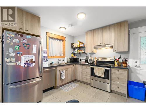 590-592 Bay Avenue, Kelowna, BC - Indoor Photo Showing Kitchen