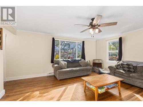 590-592 Bay Avenue, Kelowna, BC - Indoor Photo Showing Living Room