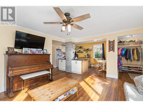 590-592 Bay Avenue, Kelowna, BC - Indoor Photo Showing Living Room