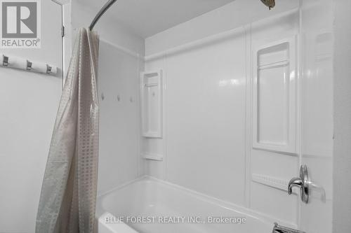 250 - 700 Osgoode Drive S, London, ON - Indoor Photo Showing Bathroom