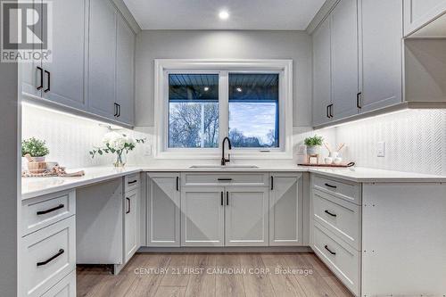 163 Elgin Avenue E, Goderich, ON - Indoor Photo Showing Kitchen With Upgraded Kitchen