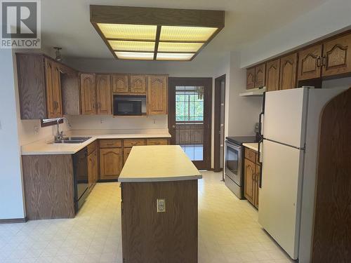 55 Columbia Drive, Mackenzie, BC - Indoor Photo Showing Kitchen With Double Sink