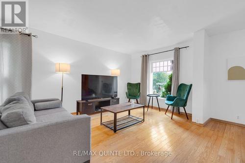 181 Dufferin Avenue, Quinte West, ON - Indoor Photo Showing Living Room