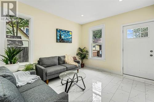 627 Assumption, Windsor, ON - Indoor Photo Showing Living Room