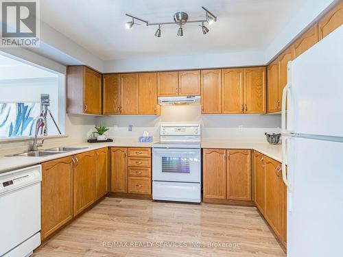 3051 Wrigglesworth Crescent, Mississauga, ON - Indoor Photo Showing Kitchen With Double Sink